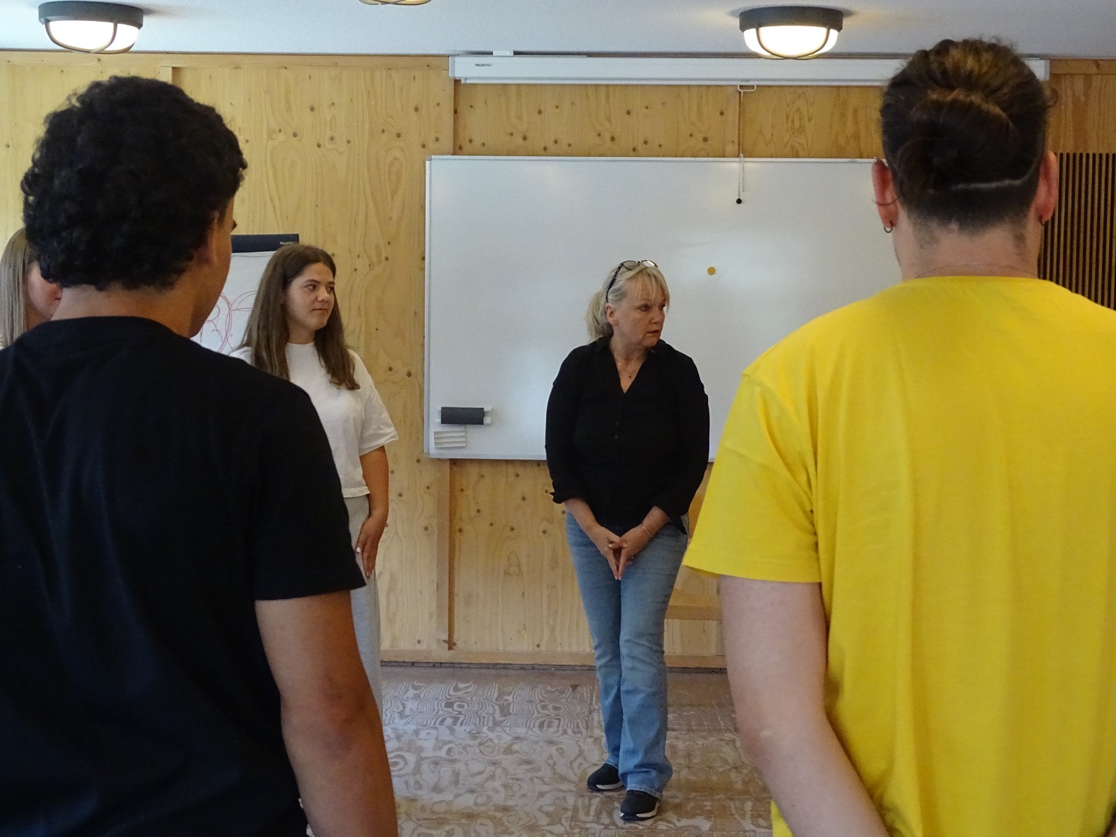Ann Esch begeleidt een internationale groep tijdens een workshop
